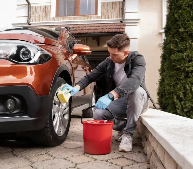 Lavage auto à domicile Le Mesnil-sur-Oger : professionnel intervenant sur un véhicule